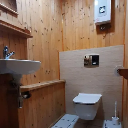 Feriehus Urokliwy Blisko Jeziora Zarnowieckiego, Nadole (Pomerania)